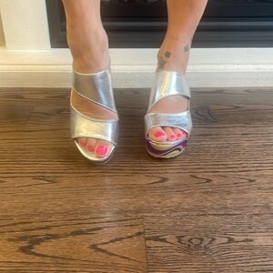 Silver multicoloured wedge sandal. Size 41. Never worn.